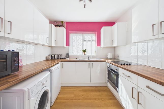25 Pembroke Avenue, Stanford-Le-Hope photo 3