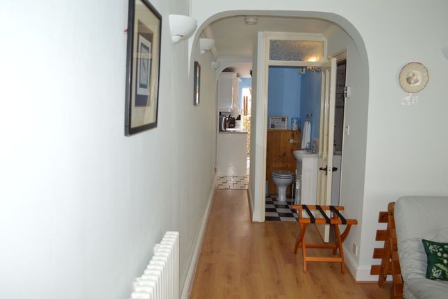 Flat to rent in Gladstone Street, London