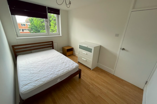 2 bed shared accommodation to rent in Westbridge Road, London SW11