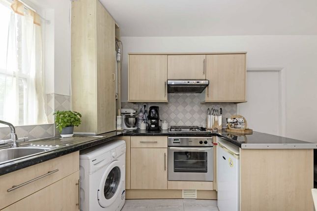 Flat 43, Dewsbury Court, 44-66, Chiswick Road, London photo 4