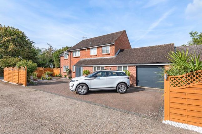 Thumbnail Detached house for sale in London Road, Milton Common, Thame