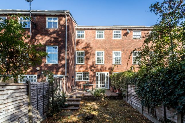 11, Dell Way, London photo 3