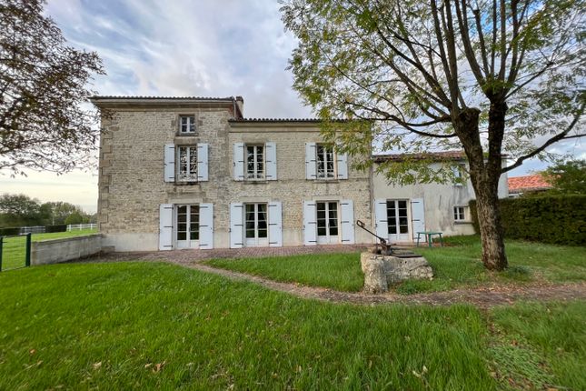 Country house for sale in Saint-Savinien, Poitou-Charentes, 17350, France