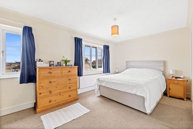 5 Maypole Road, East Grinstead photo 2
