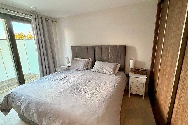 Flat 17, The Zero, 90-92, Edna Road, Raynes Park photo 4