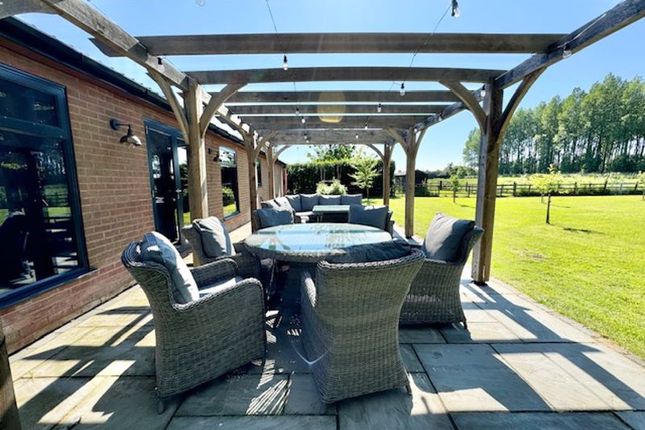 Pool House Outside Dining View 2