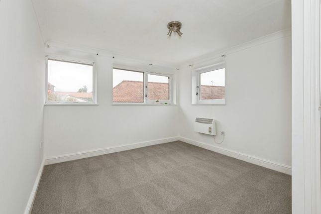Flat 3, Rear Of, 55, High Street, Surrey photo 2