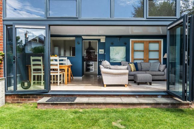 14A, Melvinshaw, Leatherhead photo 4