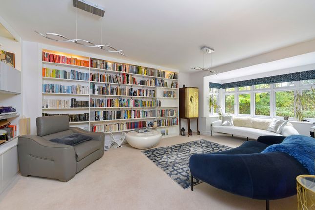 5 Hydon Grove, Cranleigh photo 3