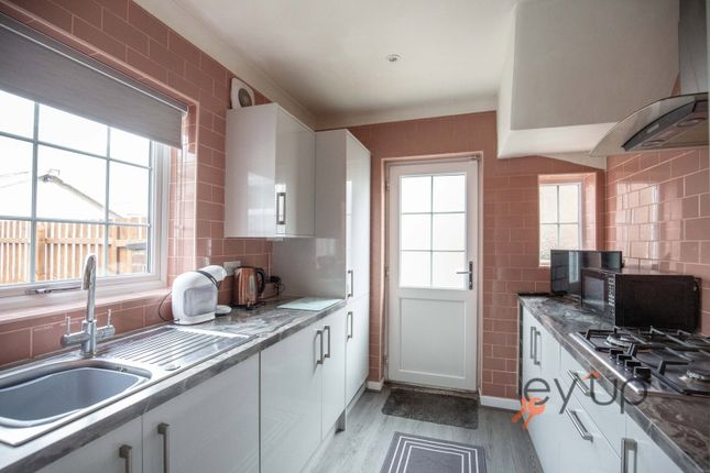 54, Carr Hill Avenue, Pudsey photo 4