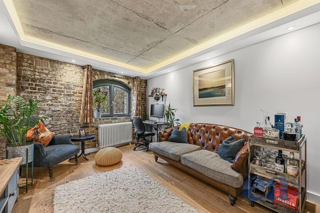 Thumbnail Flat for sale in Red Lion Court, Wapping, London