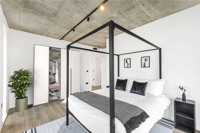 Three Bedrooms,, Windmill Lane, London photo 4