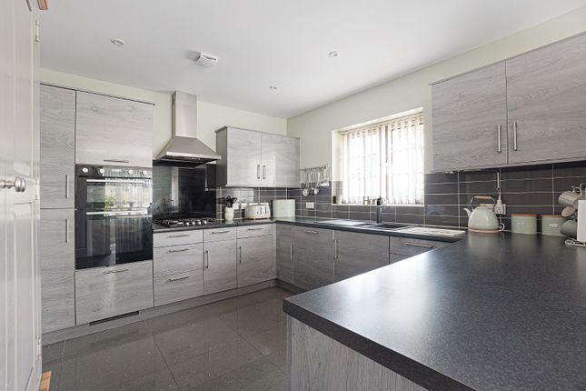 19 Woods Edge, Rainham, Kent photo 4