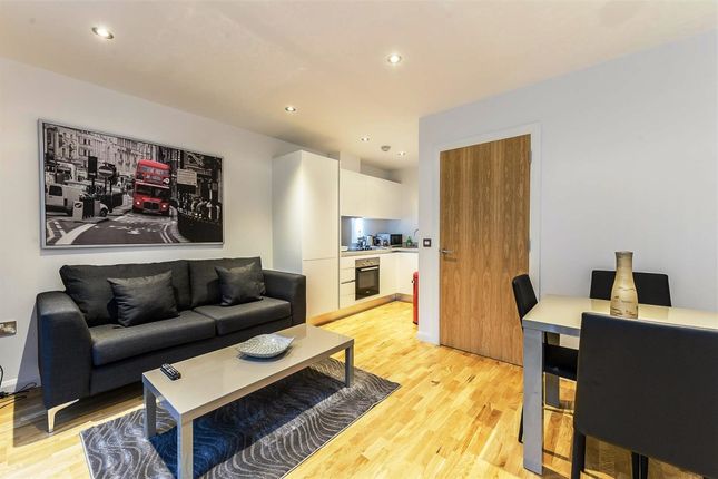 Flat to rent in Tooley Street, London
