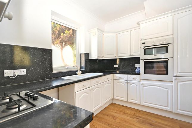 Flat 5, 26, Hyde Gardens, Eastbourne photo 4