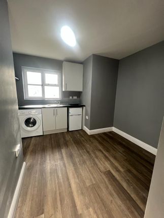 Flat to rent in Laud Close, Reading, Berkshire