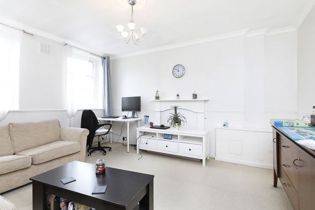 Flat for sale in Vicarage Crescent, Battersea, London