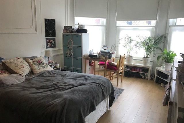 Studio to rent in Manstone Road, Kilburn