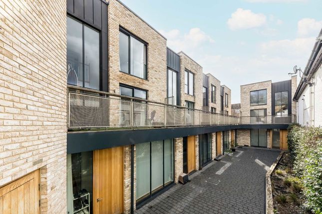 Thumbnail Property to rent in Clapham Court Terrace, Kings Avenue, London