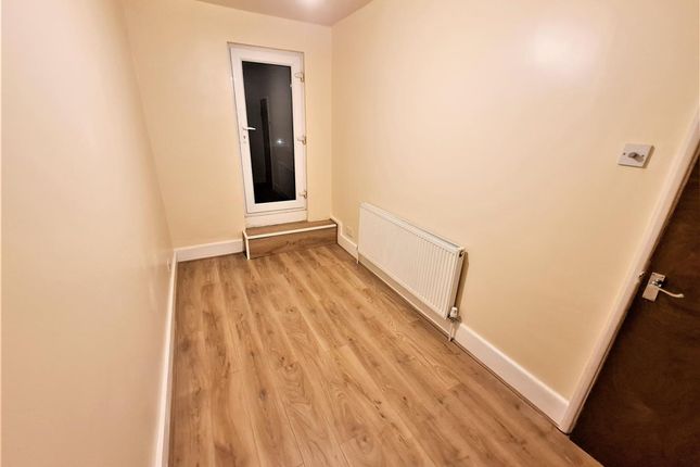 Flat 2, 673A High Road, Ilford, Ilford photo 4