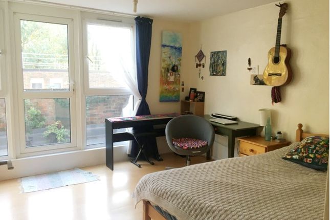 Room to rent in Beachcroft Way, London