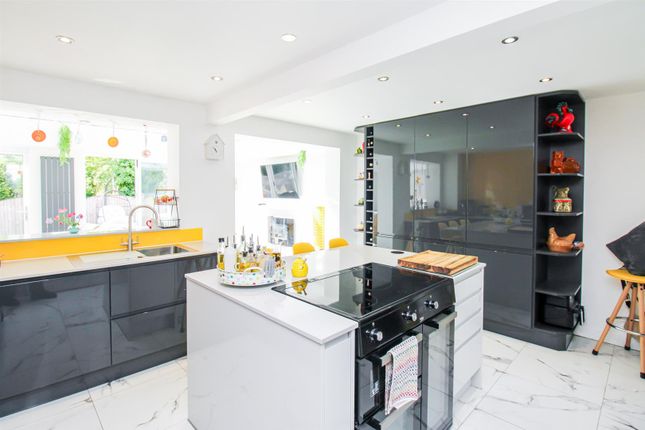 29, Queensbury Avenue, Wakefield photo 4