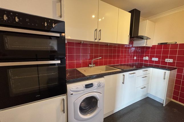Flat 12, Kings Meade, Kings Road, Westcliff-On-Sea photo 3
