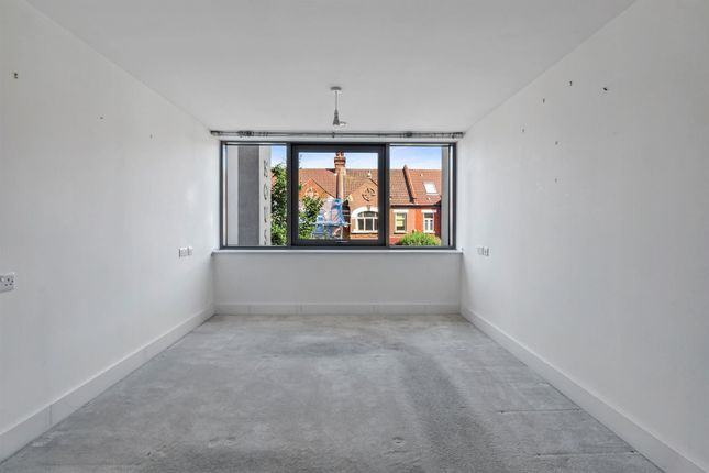 Flat for sale in Kingston Road, Raynes Park, London