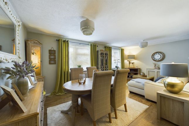 6 Portal Close, Barnham photo 3