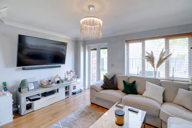 5, Mayfield Grove, Rainham photo 4