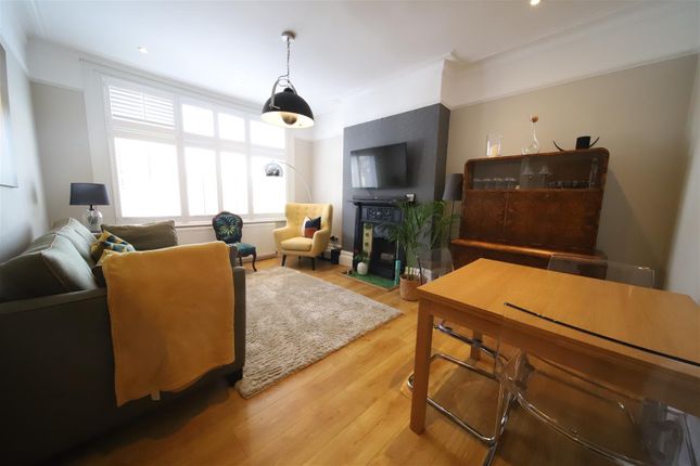 Flat for sale in River Avenue, London
