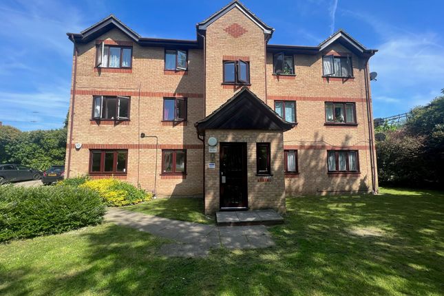 Flat to rent in Woodfield Close, Enfield