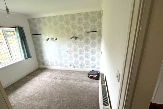 10, Highfield Crescent, Bradford photo 5