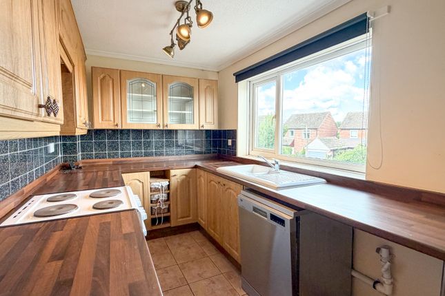 19, Woodside Court, Attleborough photo 4