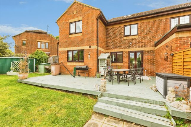 57, Larchside Close, Spencers Wood photo 2