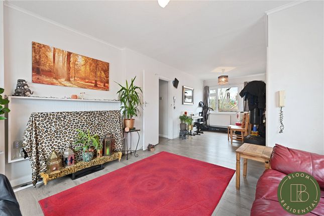 Flat for sale in Ray Court, Ray Gardens, Stanmore, Hertfordshire