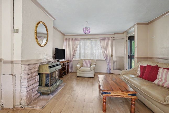 76 Plumberow, Basildon, Essex photo 4