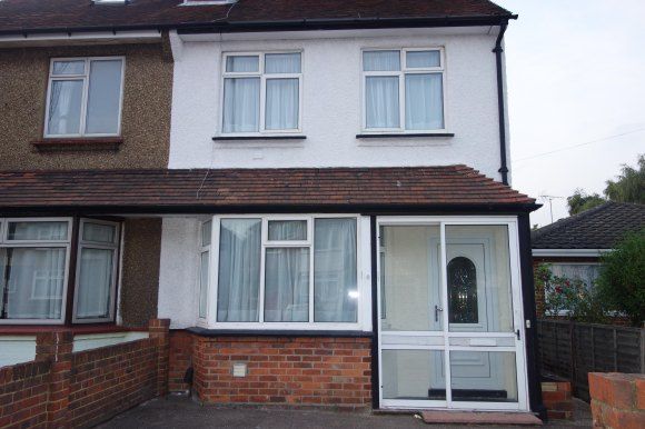 Thumbnail Shared accommodation to rent in Chase Road, Epsom, Surrey