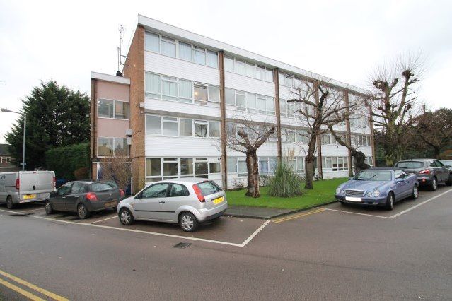 Flat to rent in Kirby Close, Hainault
