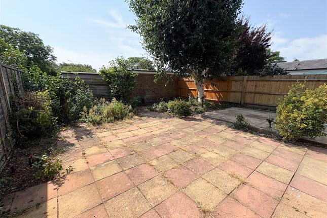 7, Russell Road, Bedfordshire photo 4