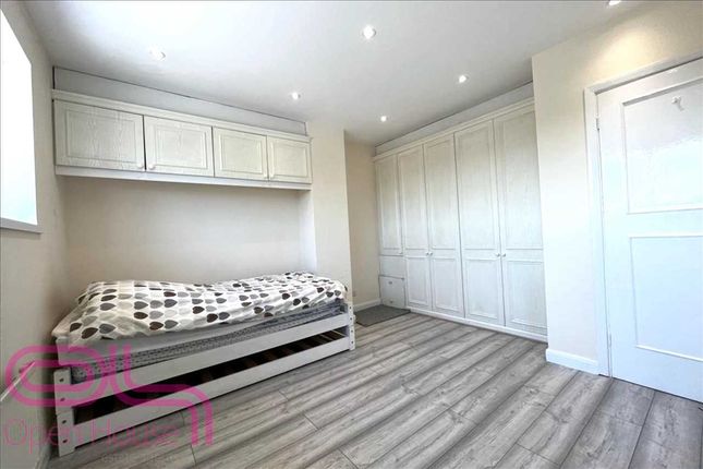 Thumbnail Room to rent in Cygnet Avenue, Feltham