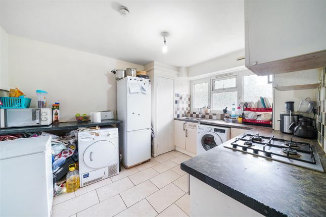 16 Burrmead Court, Tanfield Avenue, London photo 2