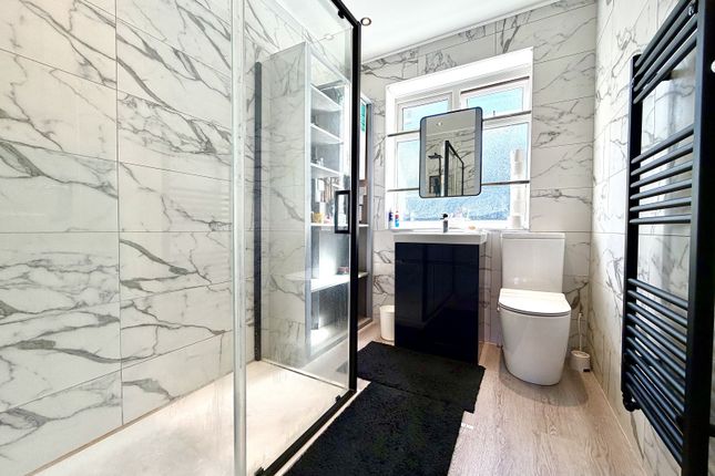 57, Sussex Gardens, Chessington photo 4