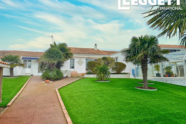 Thumbnail Villa for sale in La Tranche-Sur-Mer, Vendée, Pays De La Loire