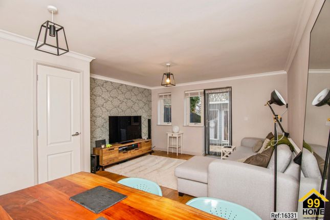 8, Parsonage Crescent, Worcestershire photo 3