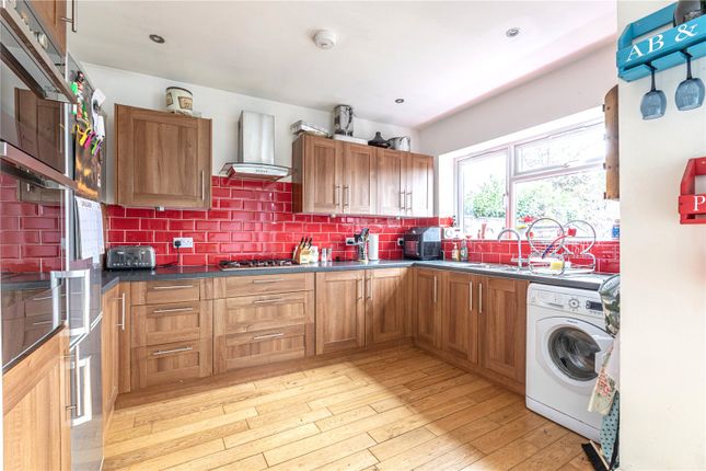 20, Linden Close, Addlestone photo 4