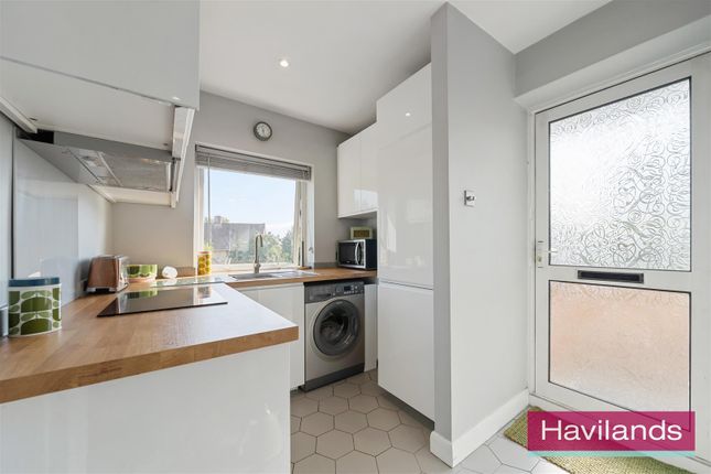 21, Lyndhurst Gardens, Enfield photo 4