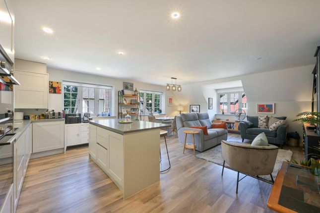 Flat 5, De Clare Court, Chequers Lane, Walton On The Hill photo 2