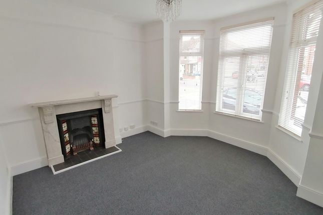 Flat 1 - 389, GREEN LANE, Ilford photo 2