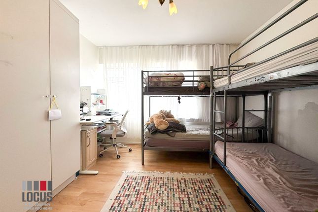82axx, Cadmore Lane, London photo 5